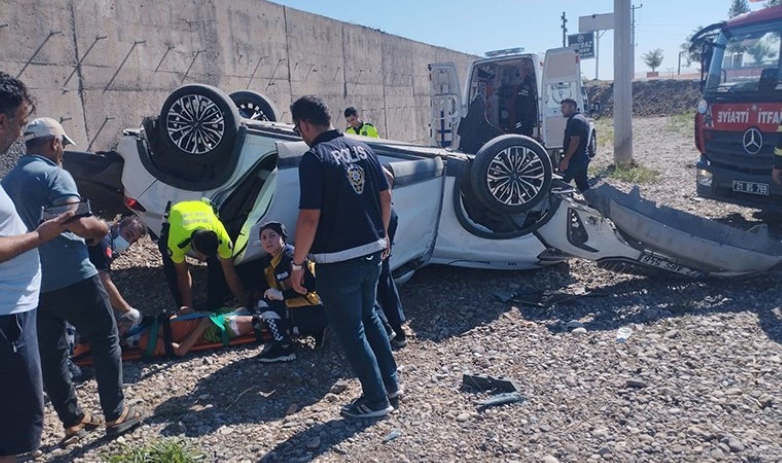 Diyarbakır’da feci kaza… Otomobil 3 metre yüksekten düştü: 1’i ağır, 5 yaralı